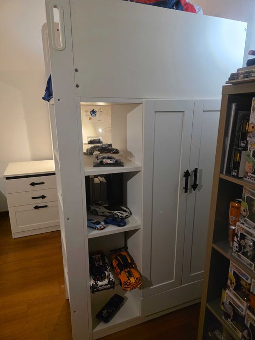 Cama alta branca com secretária integrada