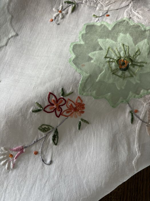 Toalha de mesa bordada à mão sobre linho e organza