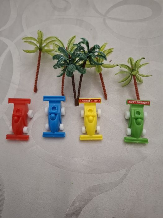 Miniaturas para bolo de aniversário com 4 carrinhos e 5 palmeiras