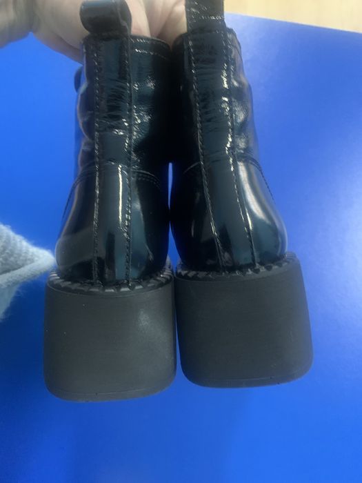 Черевики нові лакові з натуральноі шкір демисезонні.