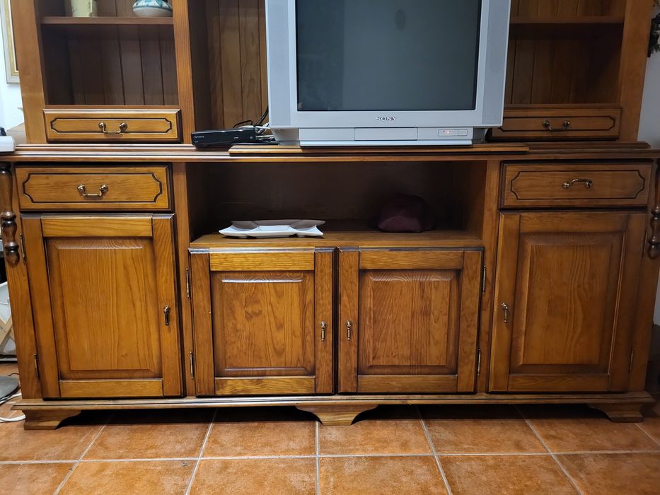 Movel de madeira com detalhes muito elegantes como novo