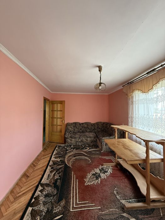 Продаєтья квартира  з діючим камином в центрі смт. Міжгірʼі