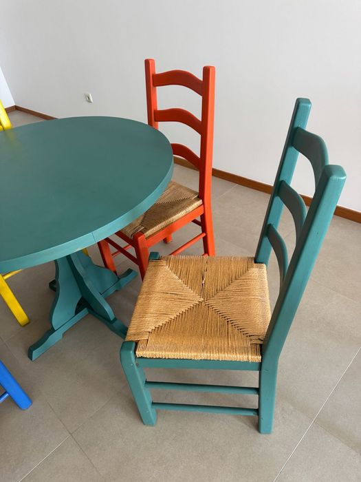 Mesa + 4 Cadeiras Coloridas – A alegria entrou na sala!