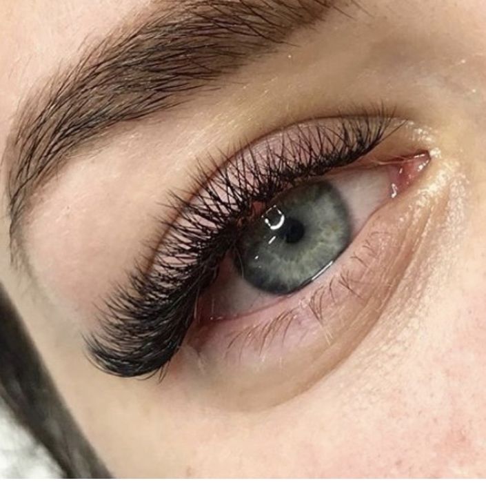 Центр,7 хв від метро. 500 грн.Нарощування вій будь-який обєм.