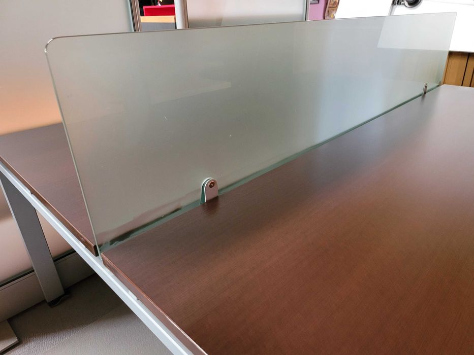 Secretária dupla com separador em vidro - Muito bom estado geral