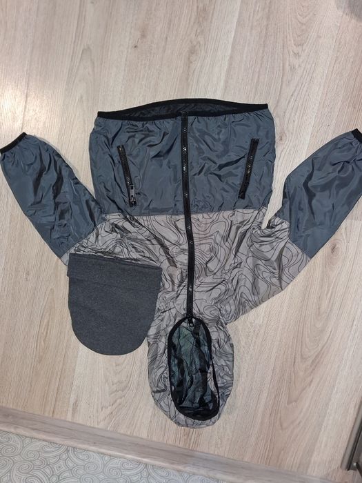 Куртка вітровка і подарунок шапка