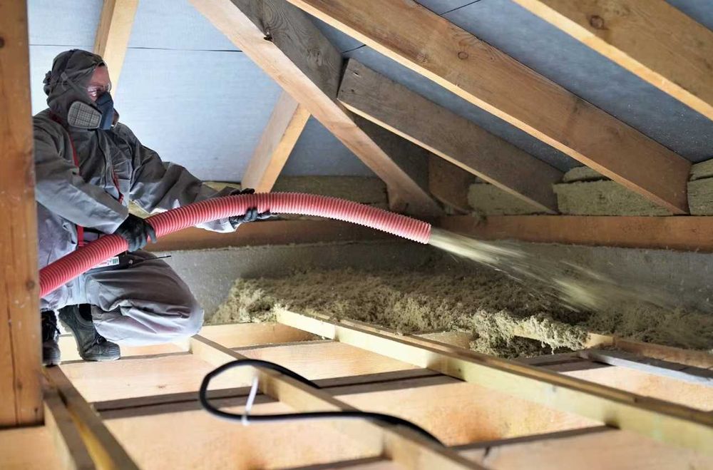 Wdmuchiwanie - Wełna skalna mineralna Rockwool Granrock wiązary sufity podwieszane izolacja ścian poddaszy stropodach docieplenie termomodernizacja