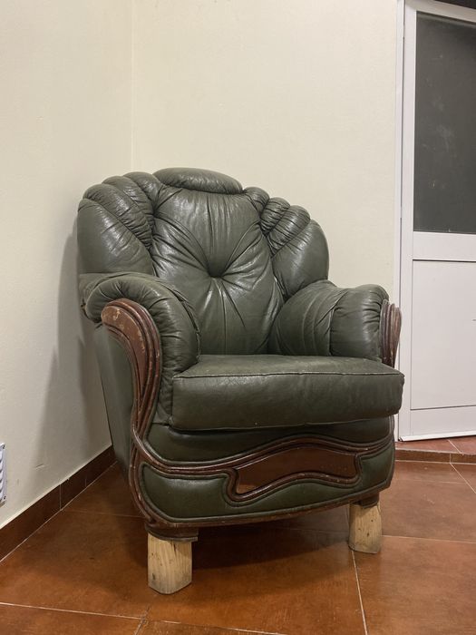 Cadeirão grande antigo em pele verde