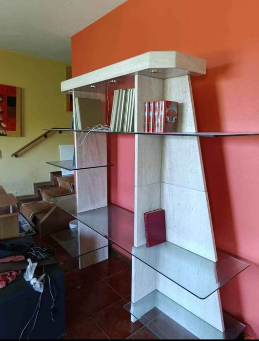 Estante de pedra com prateleiras em vidro