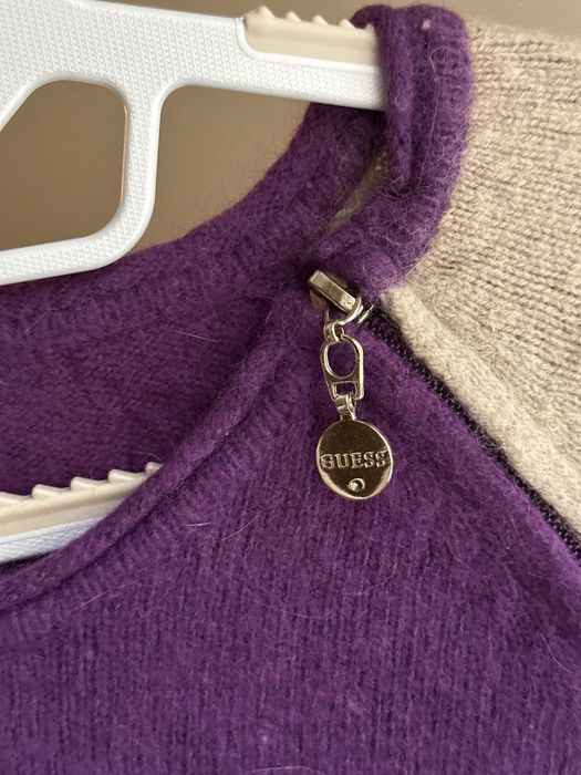 sweter z rękawami reglan marki GUESS