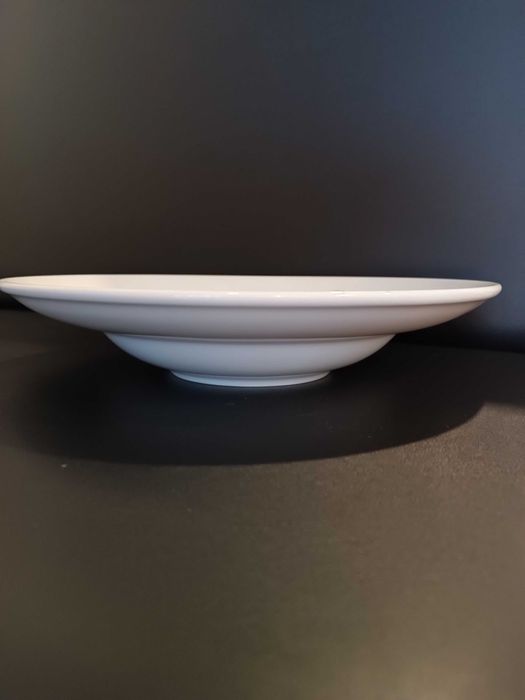 Recheio de restauração. Taças, pratos, jarra, caneca de cerveja