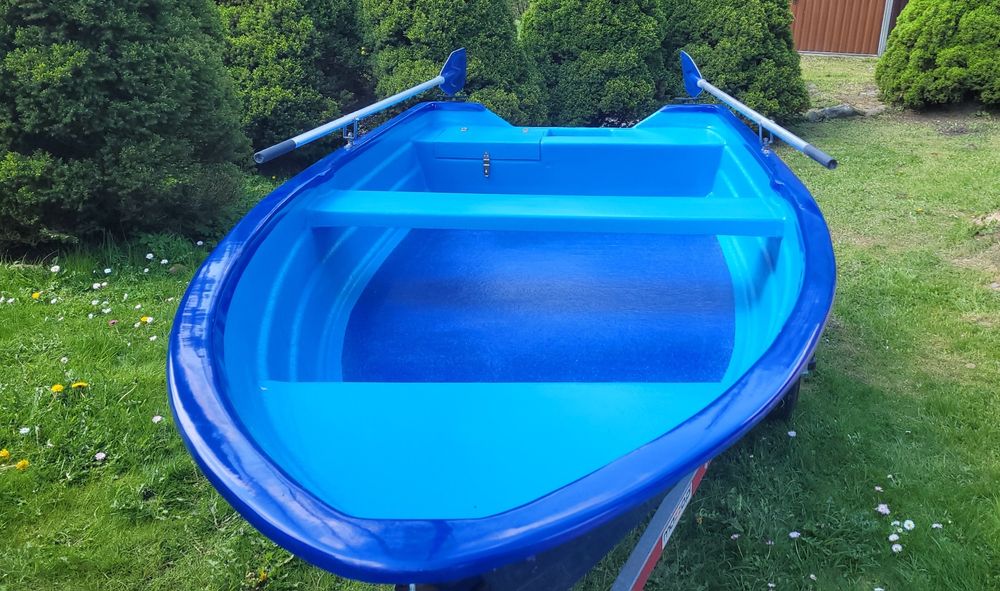 Nowa  bardzo  stabilna  łódź  łódka  wiosłowa  wędkarska