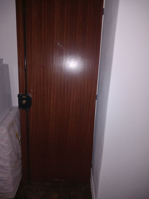 Porta de acesso a casa abre para a esquerda  com  fechadura  como  nov