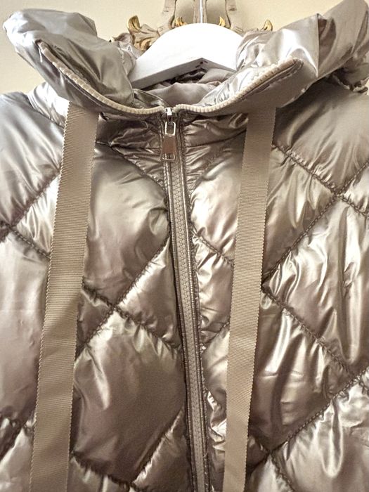 Parka com carapuço acolchoada com côr de champanhe.  pelo joelho