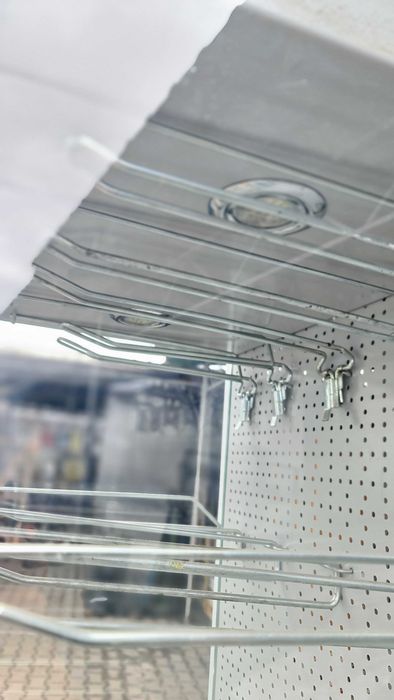 Witryna sklepowa BOSCH z podświetleniem + haczyki – ekspozycja narzędzi