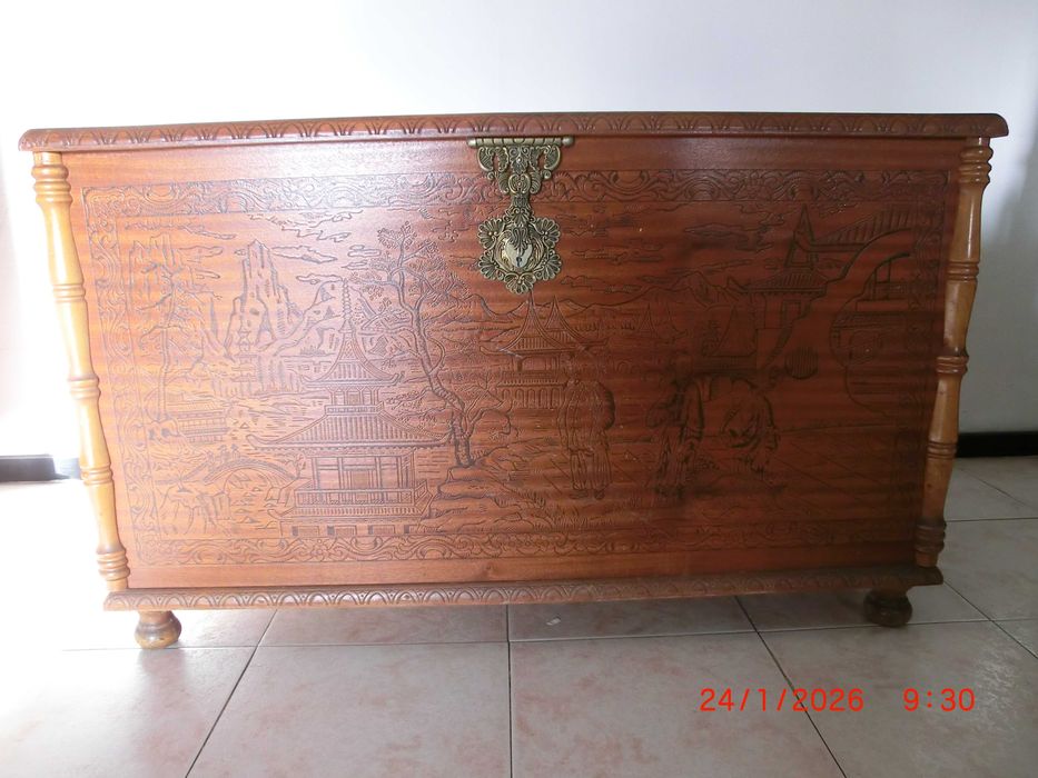 Arca em Madeira, maciça, como nova.