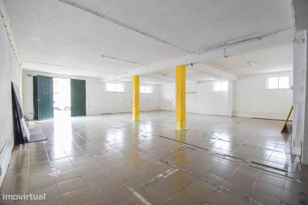 Vende-se armazém / garagem de 220m² em S. Martinho do Bispo - Excelent