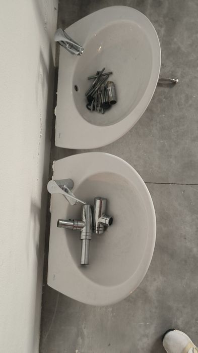 Dois Lavatórios com torneiras