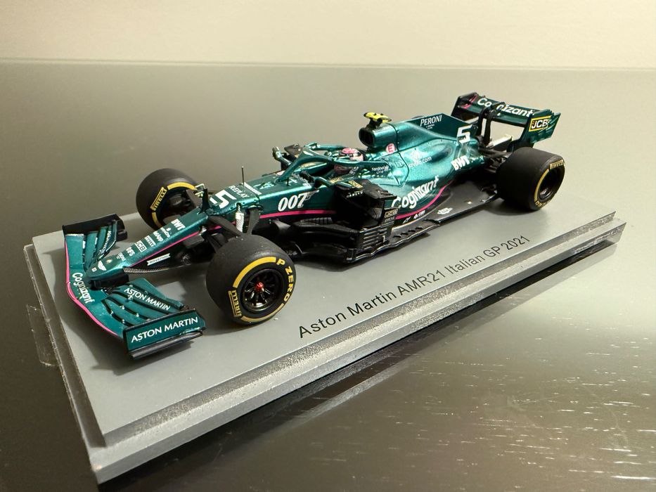 Miniatura Spark - Aston Martin – Sebastian Vettel | Especial 007