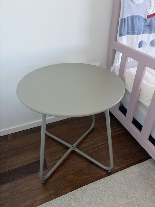 Mesa de apoio cinza claro
