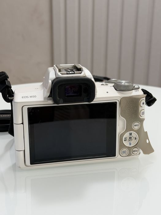 Продам Canon EOS M50 в белом цвете с объективом EF-M 15–45mm IS STM.
