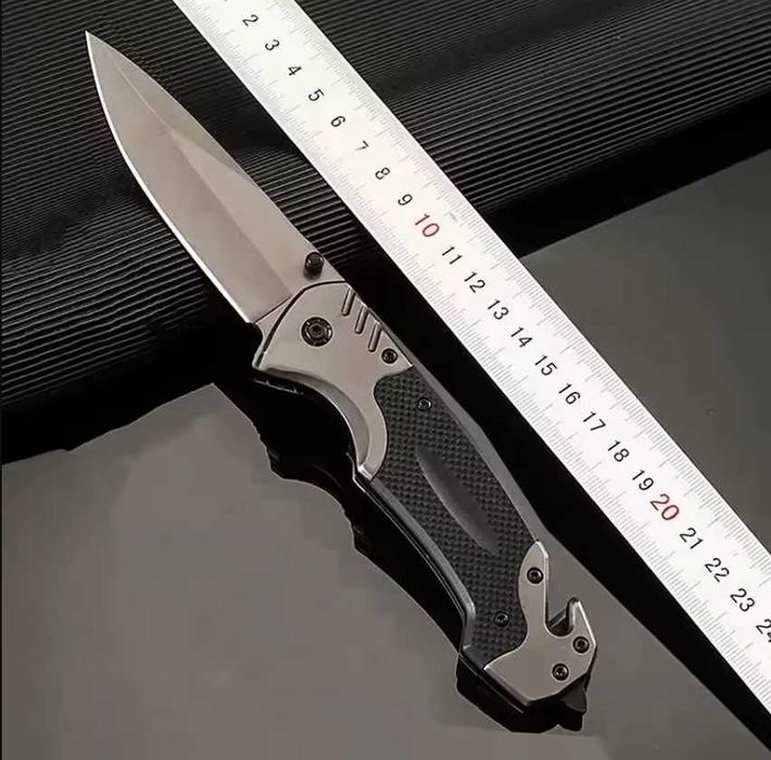 Wielofunkcyjny nóż survivalowy