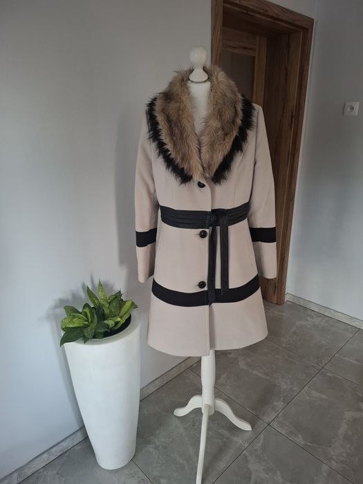 Elegancki plaszcz z futrem futerkiem wiązany bezowy XL 42