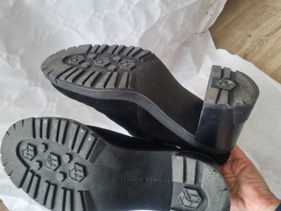 Botki Tommy Hilfiger – czarne, zamszowe, na stabilnym obcasie 38