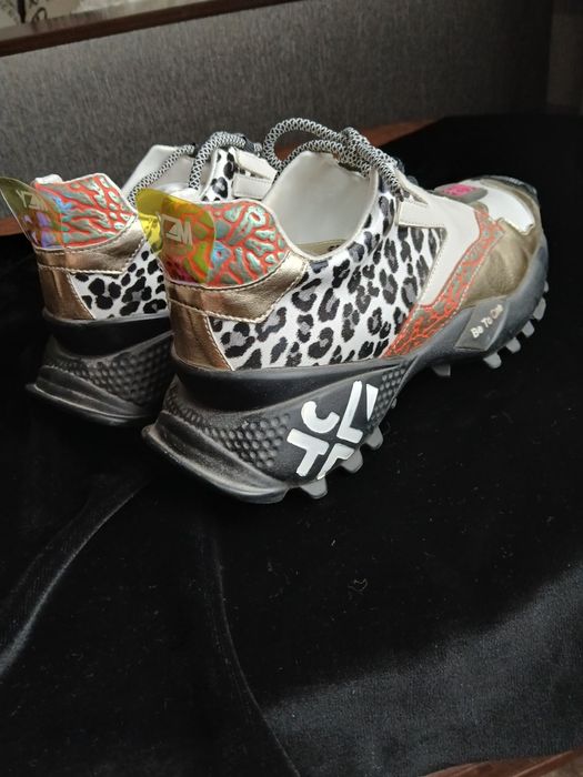 Кроссовки женские