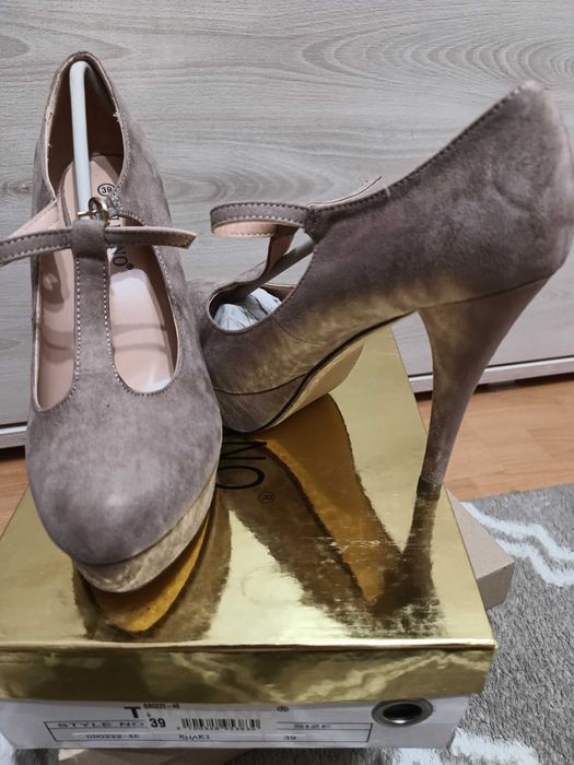 NOWE Szpilki zamszowe r.39 nude, TULIPANO