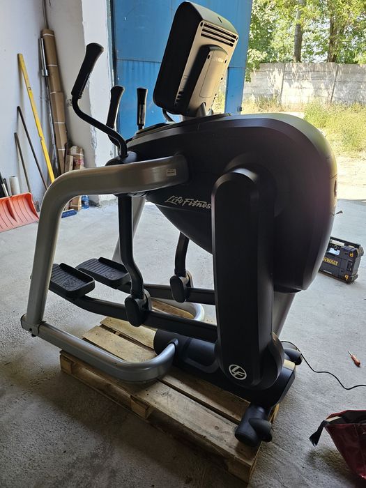 Life Fitness Flexstrider z Discover SE orbitrek Eliptyk