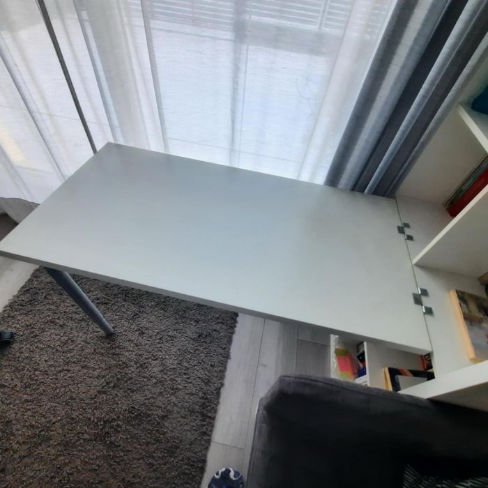 biurko na zaczepy do regalu