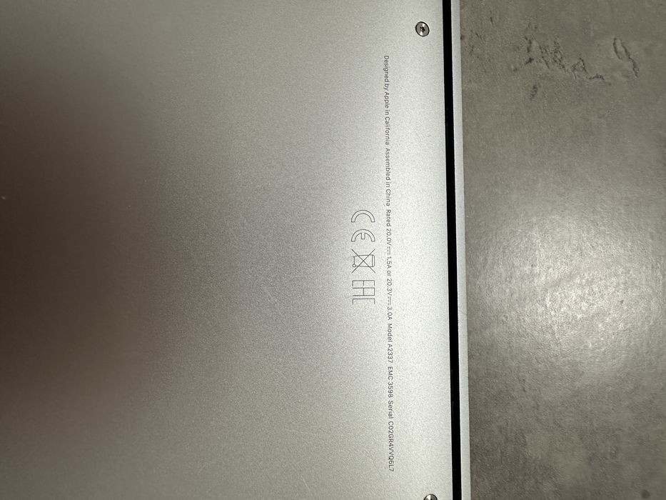 MacBook Air M1 2020 (A2337) — на запчастини / не вмикається