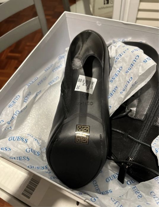 Bota preta guess