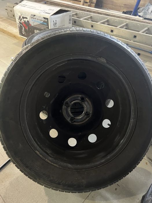 Продам комплект дисков шини 205/55 r16 или без срочно