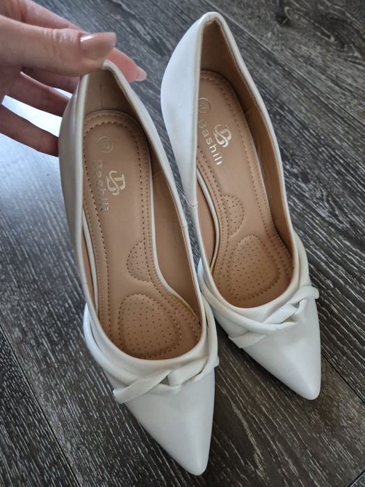 Жіночі білі туфлі на шпильці
