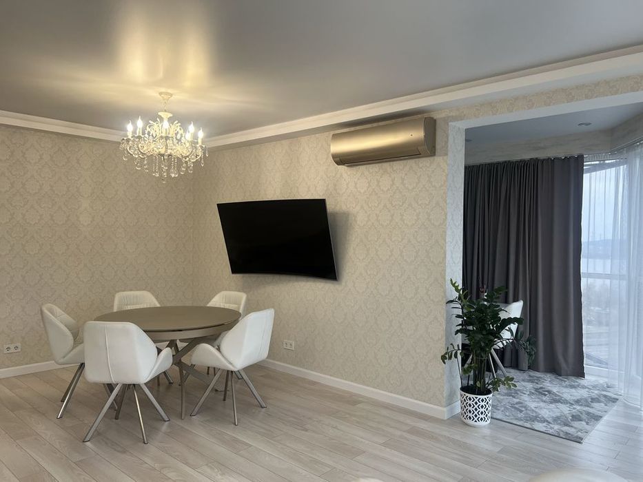 Світла та затишна 3-к квартира 125 м²з видом на Дніпро  ЖК Зарічний