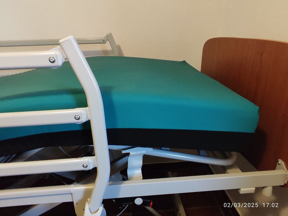 Cama articulada eléctrica usada com pouco uso