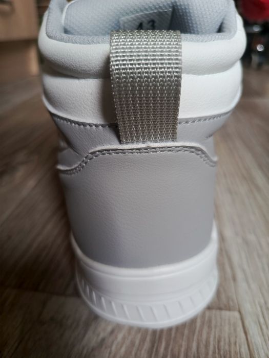 Світле анатомічне взуття