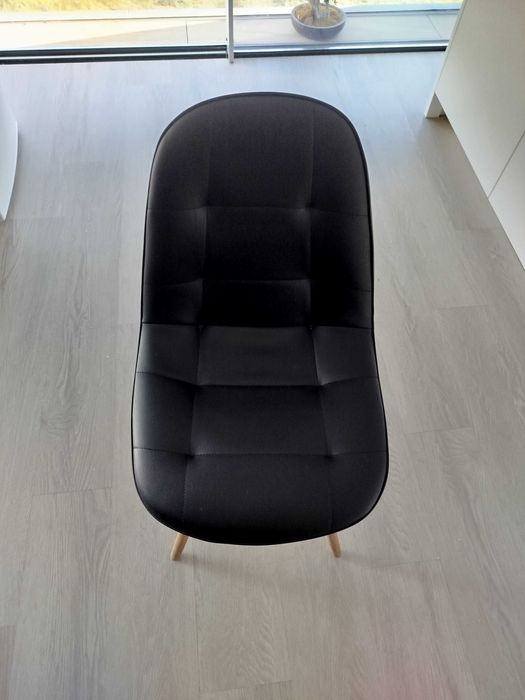 Mesa e quatro cadeiras como novas - 160 euros