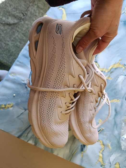 Бежеві кросівки від Скетчерс