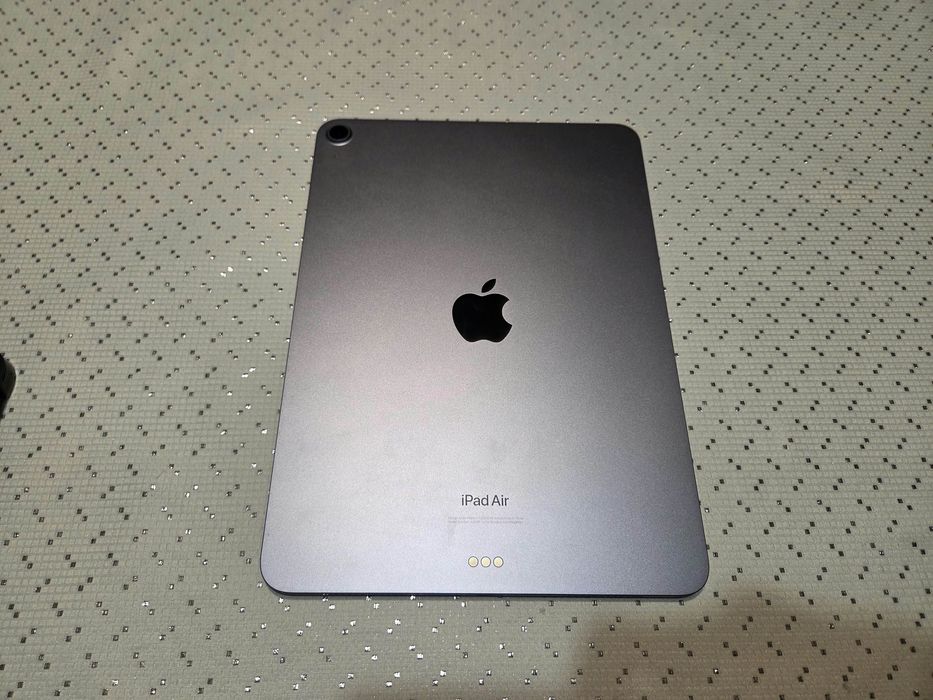 iPad Air 5. generacji 64 GB + etui + NOWY rysik