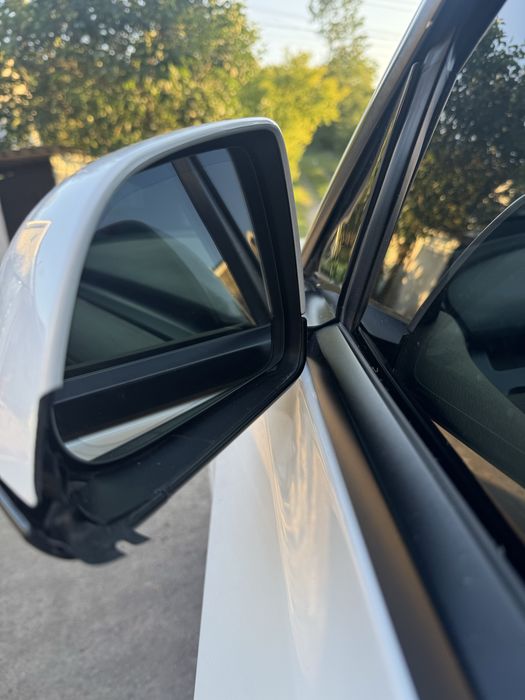 Ліве дзеркало Tesla model 3 з дефектом