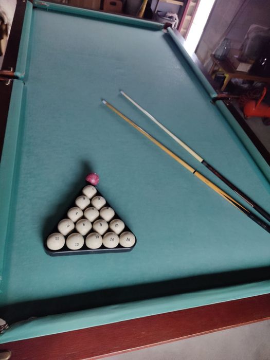 Більярдний стіл  з шарами та кіями