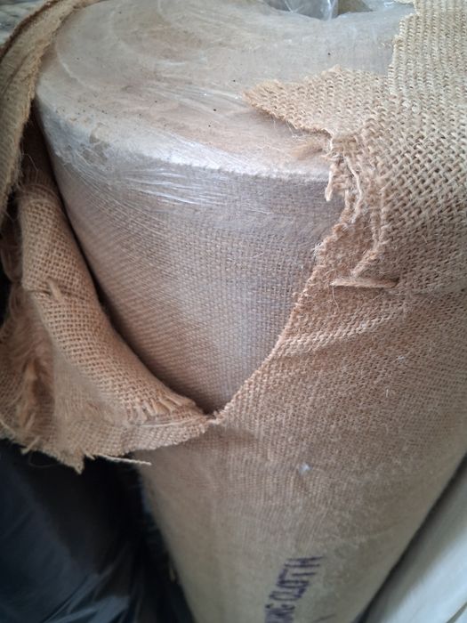 Serapilheira em rolo nova  em cor vermelha, verde, amarela e branca