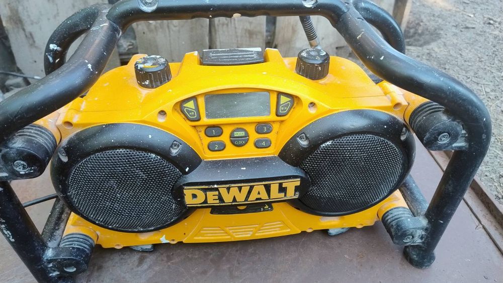 будівельний радіоприймач і зарядний пристрій DeWalt DC011.