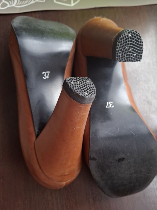 Damskie buty na obcasie , skórzane. 37
