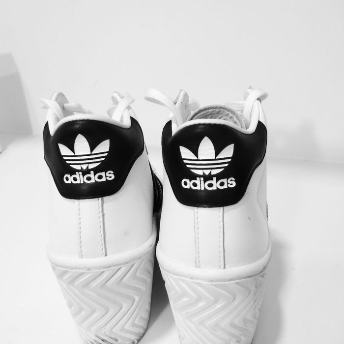 Tenis com cunha  adidas