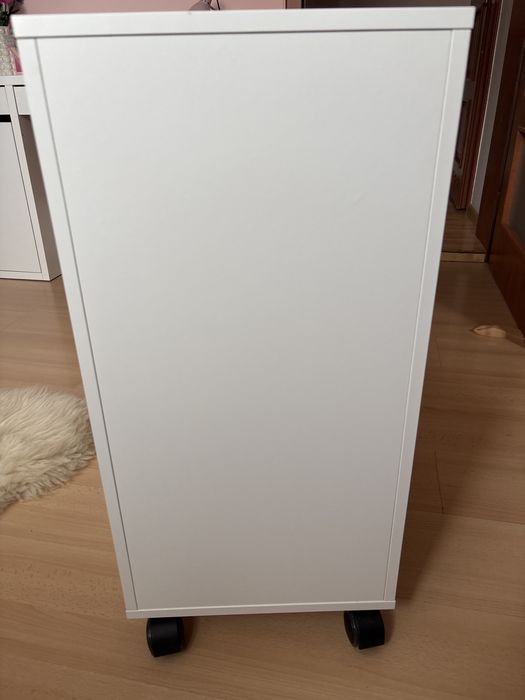 Biała szafka na kółkach