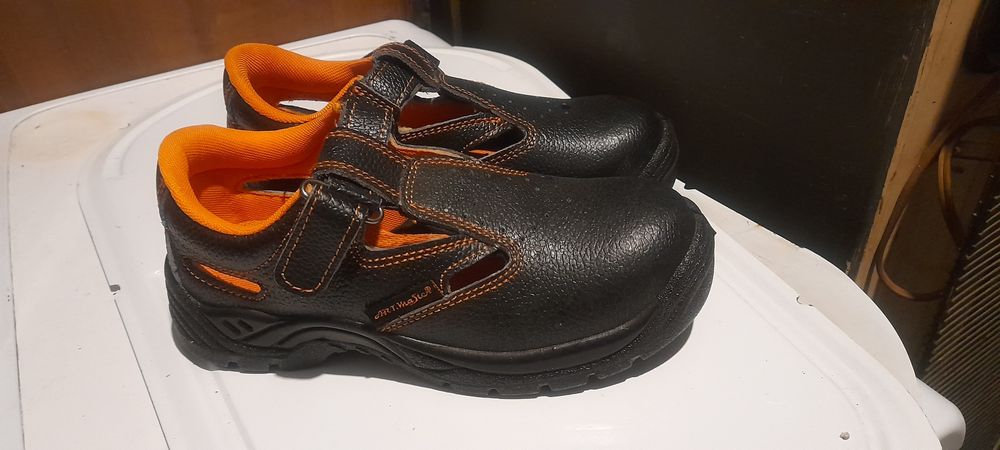 Обувь. Пересылаю.